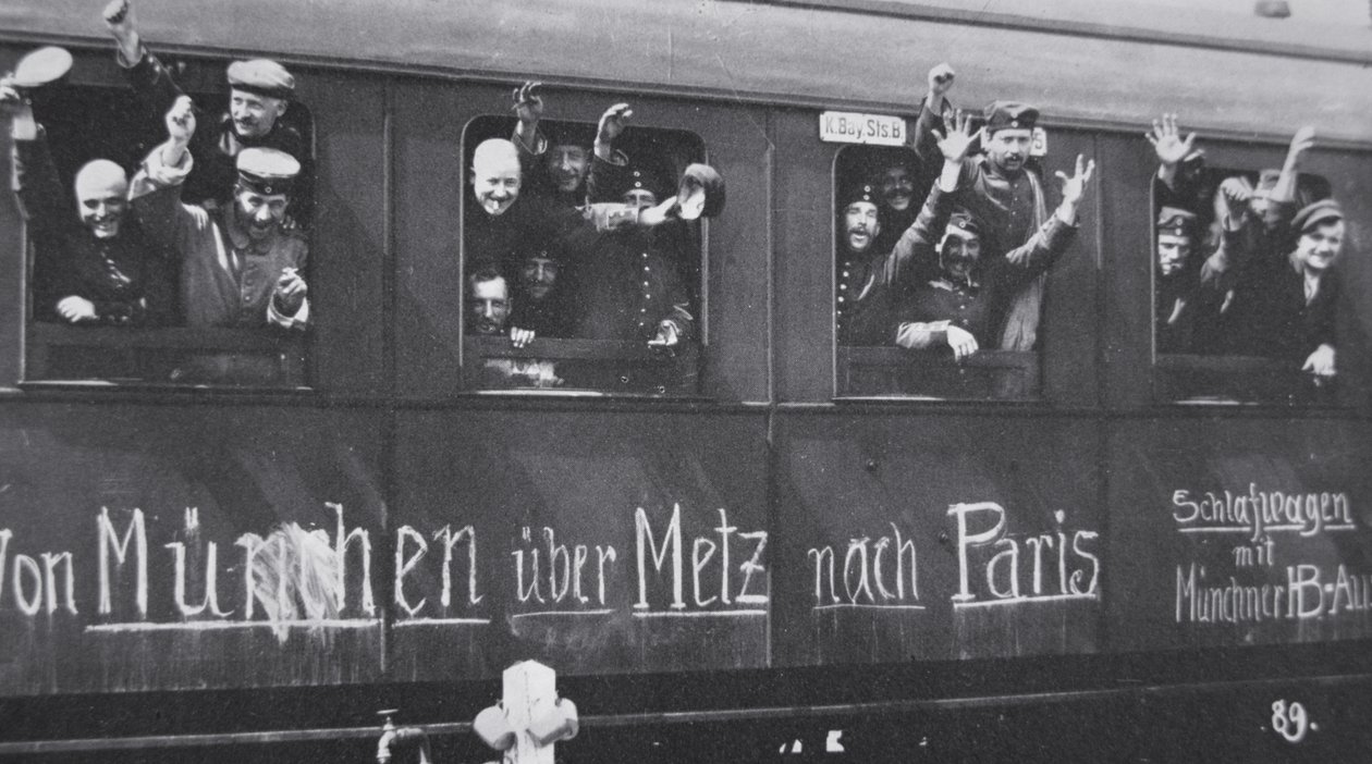 világháborús német csapatok vasúti kocsin indulnak a frontra, a következő üzenettel: „Münchenből Metzön keresztül Párizsba”, 1914. szeptember (f/w fotó) alkotó: Photographer German