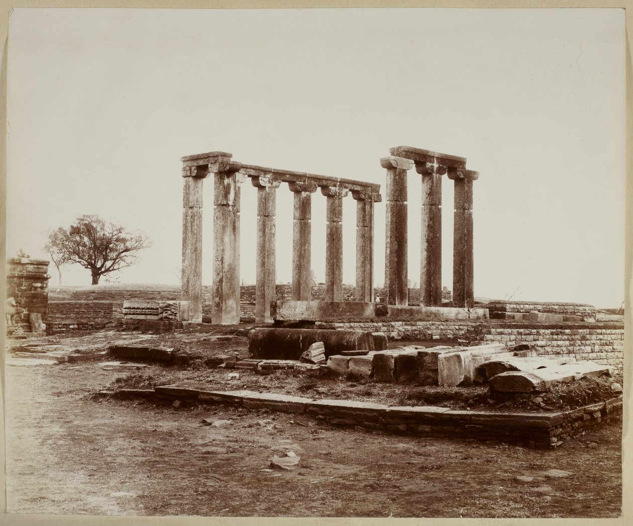 Sanchi, Temple 18, általános kilátás északnyugatról alkotó: Photographer Indian