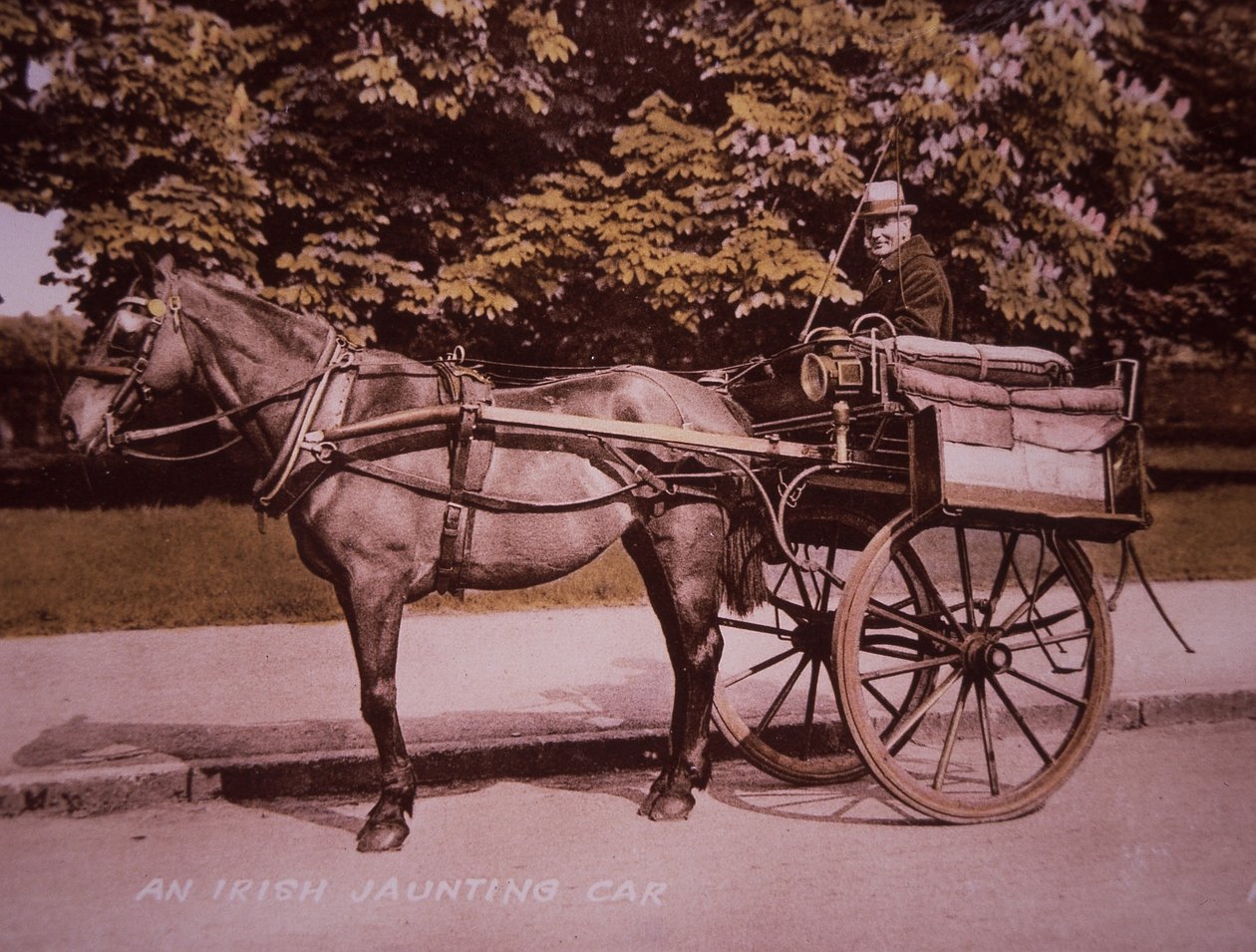 Egy ír fiatal autó, 1910 körül (kézzel színezett fekete-fehér fotó) alkotó: Photographer Irish
