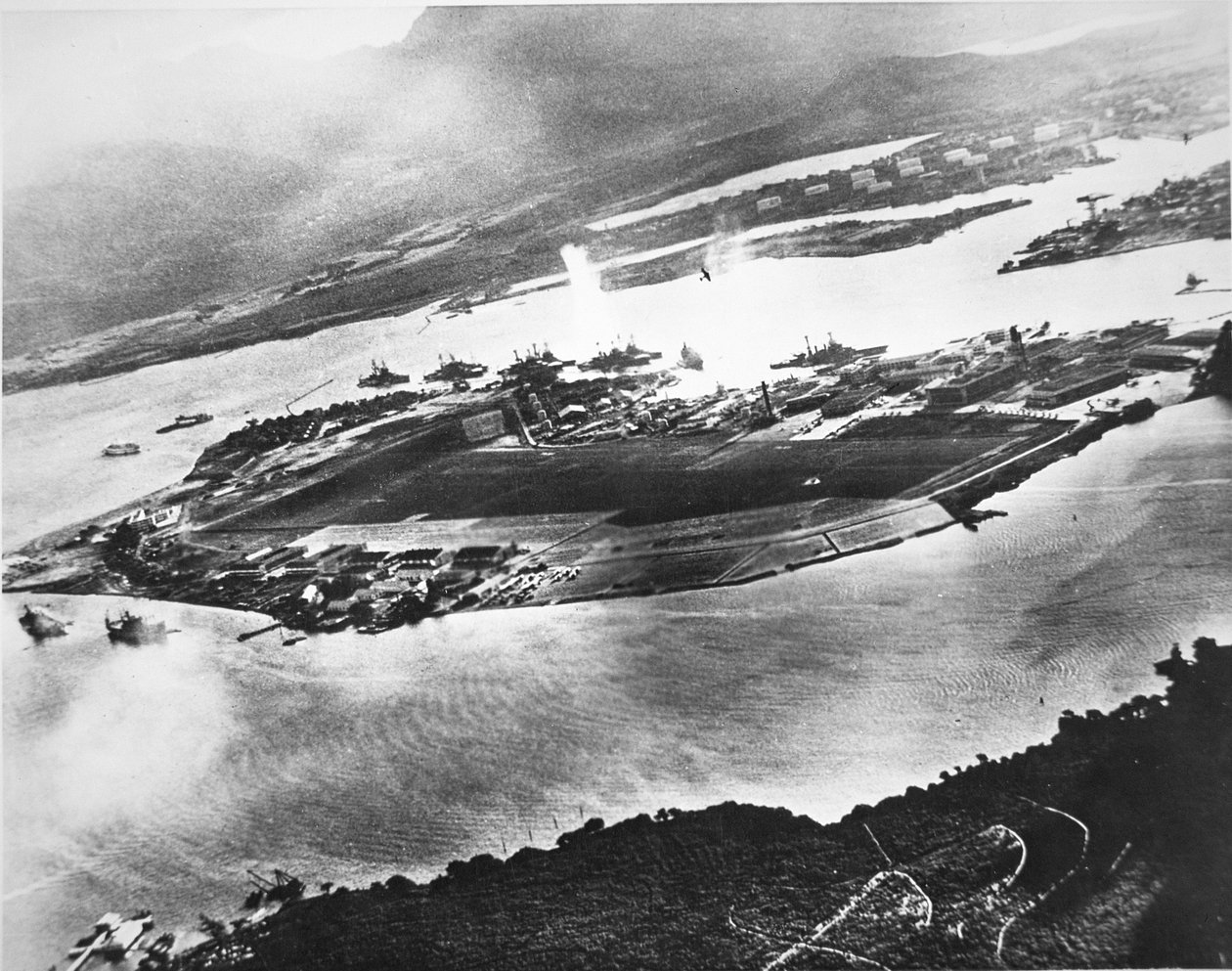 Ford Island és Battleship Row légifelvétele, Pearl Harbor, 1941. december 7. (f/w fotó) alkotó: Photographer Japanese