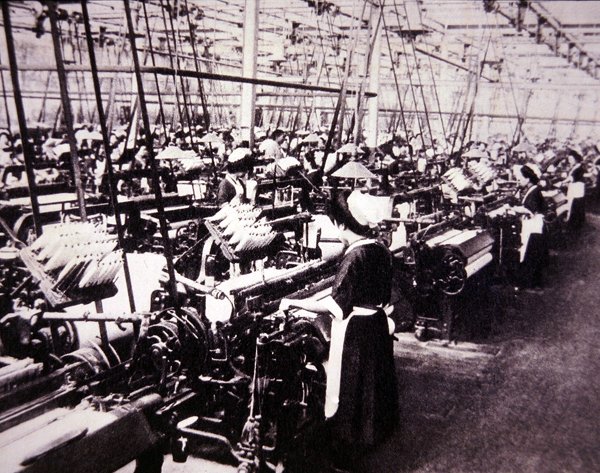 Japán pamutipar: nők a Toyoda szövőszékeken, 1920 körül (f/w fotó) alkotó: Photographer Japanese