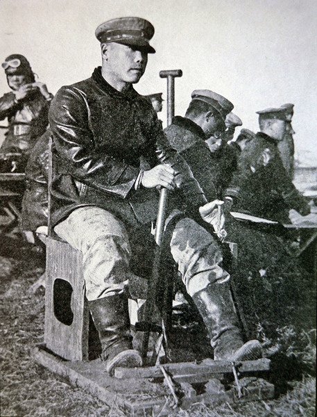 Japán pilóták alapkiképzésen, fából készült joystick, kormányrúd és gázkar használatával alkotó: Photographer Japanese