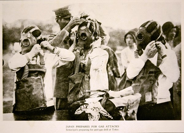 Japán iskoláslányok Tokióban gáz elleni légitámadásra készülnek alkotó: Photographer Japanese