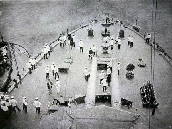 A "Mikasa", Japán legnagyobb hadihajója és Togo admirális zászlóshajója orrfedélzete (fekete-fehér fotó) alkotó: Photographer Japanese