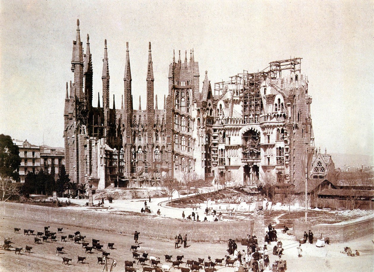 Kilátás a Sagrada Familia épületére, Barcelona, 1900 körül (f/w fotó) alkotó: Photographer Spanish