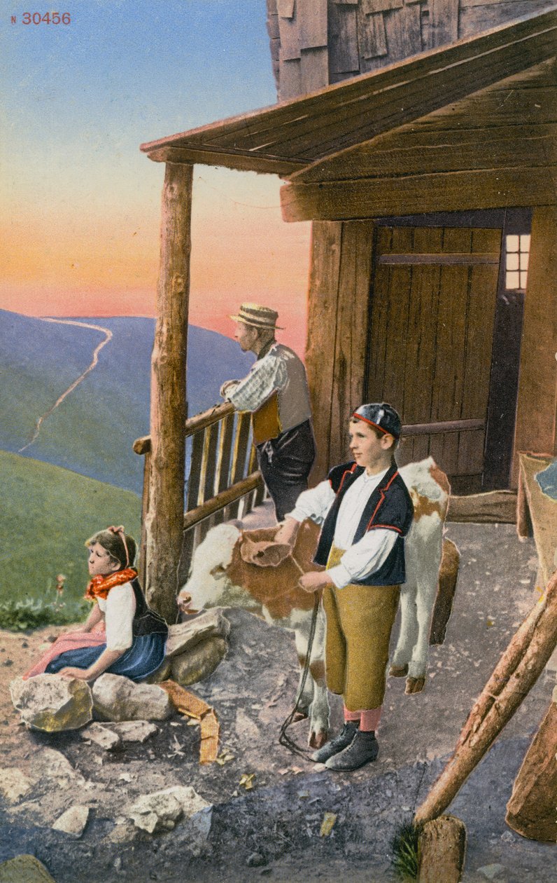 Apa és két gyermek a svájci Alpokban lévő kunyhójuknál. 1913-ban küldött képeslap. alkotó: Photographer Swiss