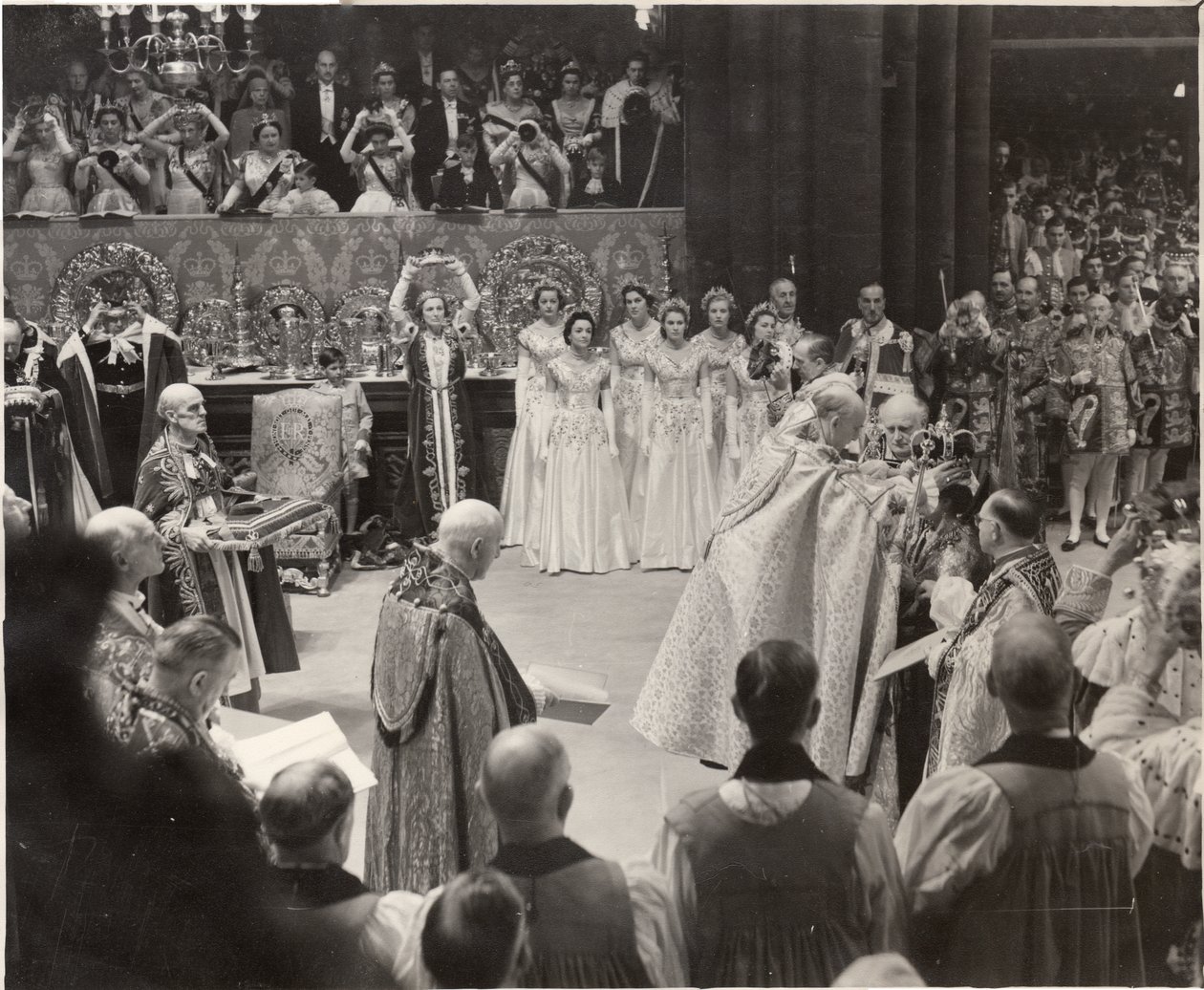 Mária hercegnő koronájával a magasban II. Erzsébet királynő előtt tiszteleg a koronázáson alkotó: Blaise Nicolas Le Sueur