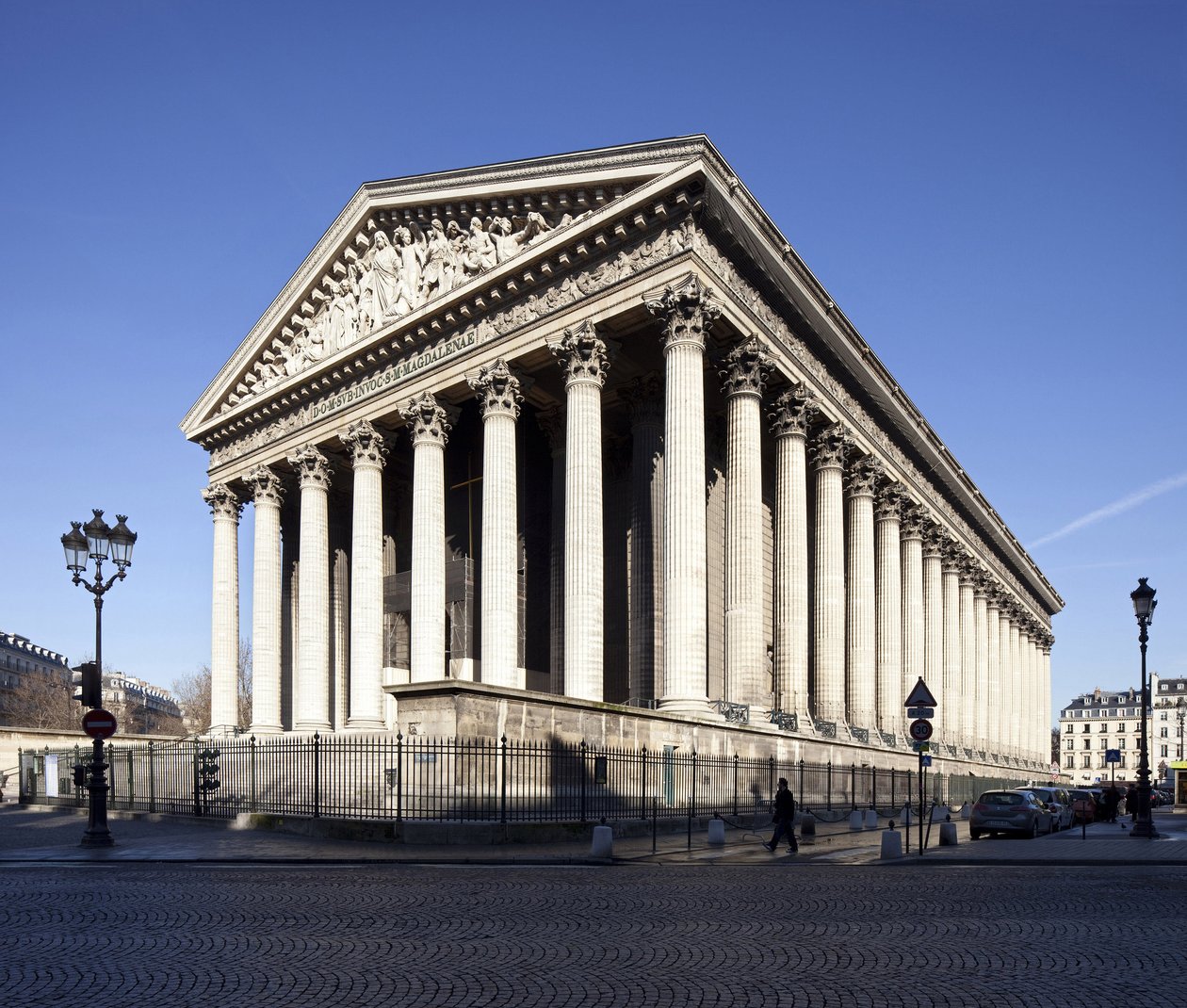 Kilátás a Madeleine-templomra, neoklasszikus stílusban, emlékművet 1806-ban I. Napóleon keresett templomként, a Nagy Armee dicsőségét 1845-ben templommá alakították át (fotó) alkotó: Pierre Alexandre Vignon