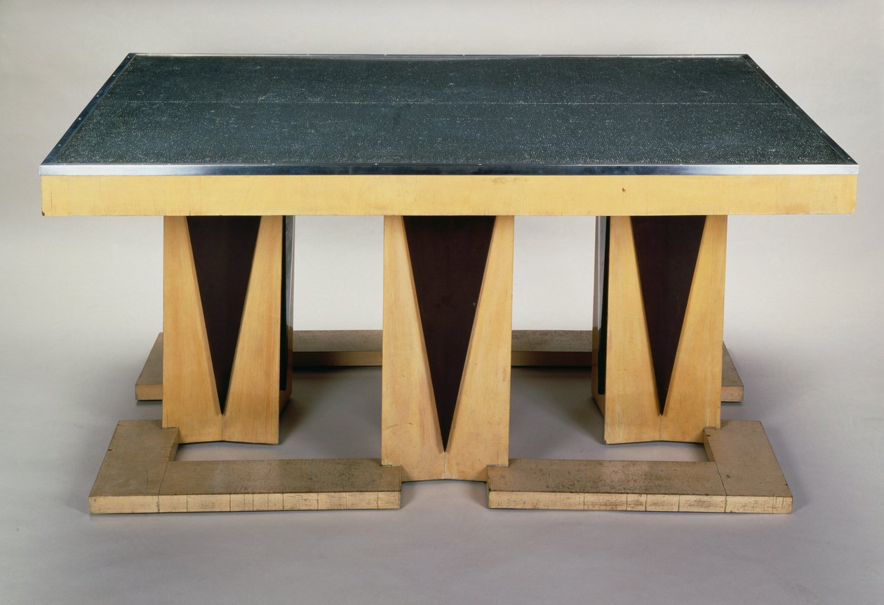 Asztal, Pierre-Emile Legrain (1889-1929), sötétre lakkozott platán, Art deco stílusban. Franciaország, XX. század. alkotó: Pierre E. Legrain