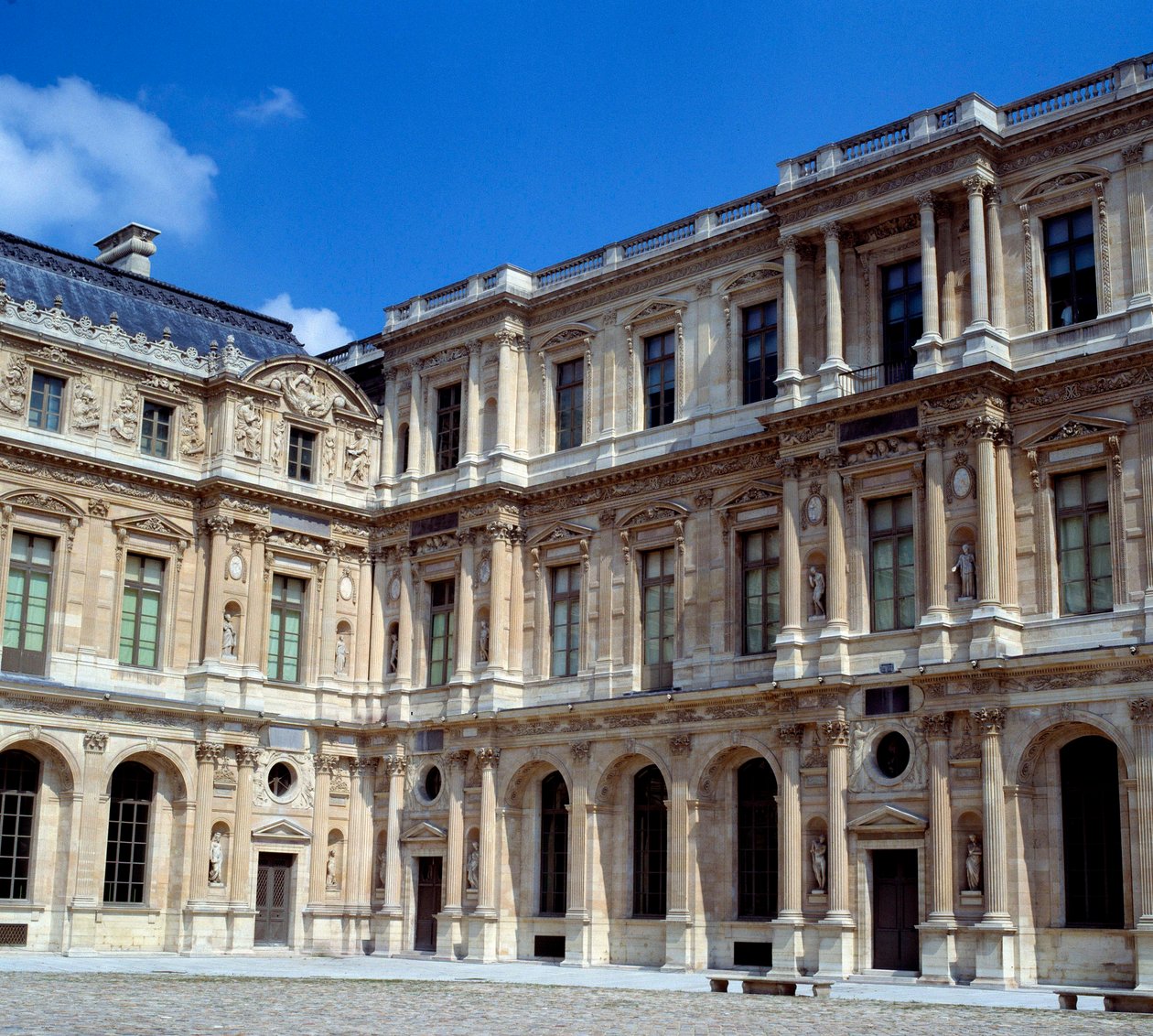 Építészet: kilátás a Louvre négyzetes udvarára. Megvalósította Pierre Lescot (1515-1578) alkotó: Pierre Lescot