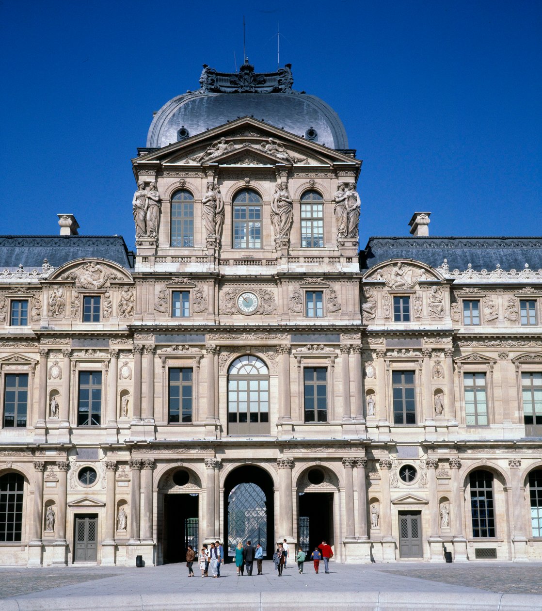 Építészet: kilátás a Louvre négyzetes udvarára. Megvalósította Pierre Lescot (1515-1578) alkotó: Pierre Lescot