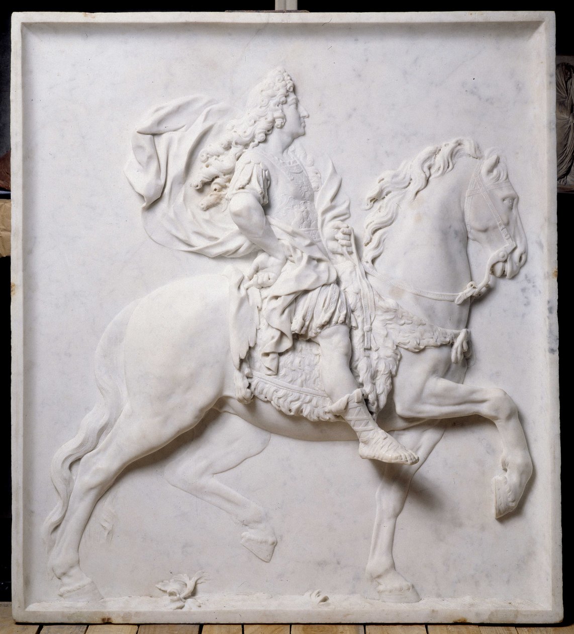 Alacsony dombormű, amely XIV. Lajost (1638-1715) ábrázolja lovon (szobor) alkotó: Pierre Puget