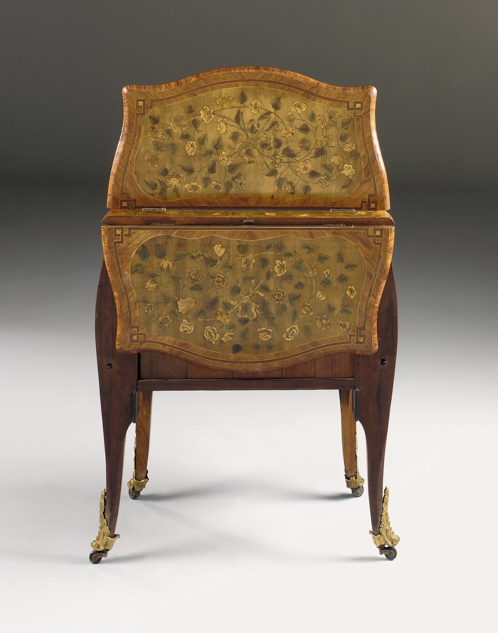 XV. Lajos komód, 1765-70 körül (ormolura szerelt tulipánfa, platán, amaránt és intarzia) (lásd még: 463003, 465390 és 465391) alkotó: Pierre Roussel