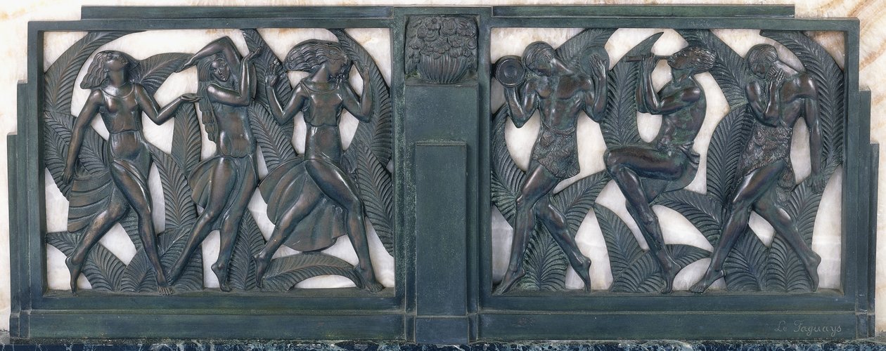 Három klasszikus táncos lányt és három zenészt ábrázoló fríz, 1910-1935 körül (patinás bronz, csíkozott fehér márvány, zöld márvány lábazat) alkotó: Pierre le Faguays
