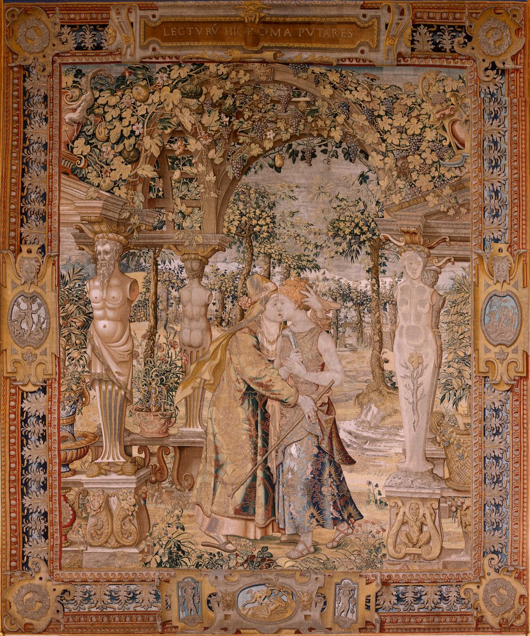 Flamand kárpit. Vertumnus és Pomona sorozat. Vertumnus megcsókolja Pomonát. A sorozat hetedik kárpitja. Pieter Coecke van Aelst modellköre. Gyártás Wilhelm Pannemaker, Brüsszel. 1545-1550 körül. Szövet Arany, ezüst, selyem és gyapjú. Mérete 430 x 365 cm. alkotó: Pieter (circle of) Coecke van Aelst