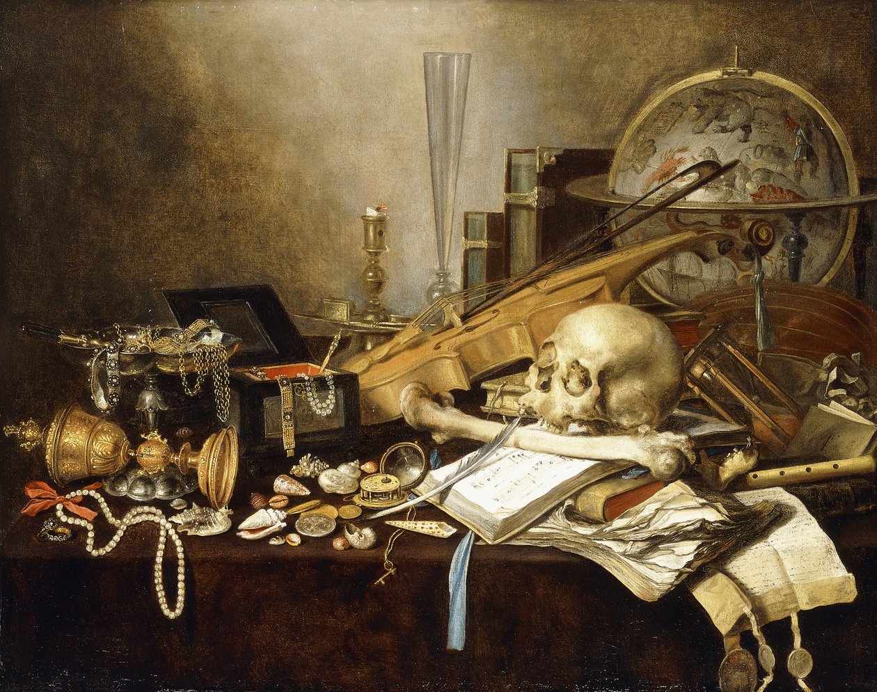 Vanitas csendélet a hangszerek és kéziratok, egy felborított aranyozott köntös, ékszerkoporló, gyertyatartó, egy gyertyatartó, egy gyöngyház, gyöngyök, ékszerek, kagylók, koponya és combusz és egy órás pohár egy draped asztalon, 1653 alkotó: Pieter Claesz