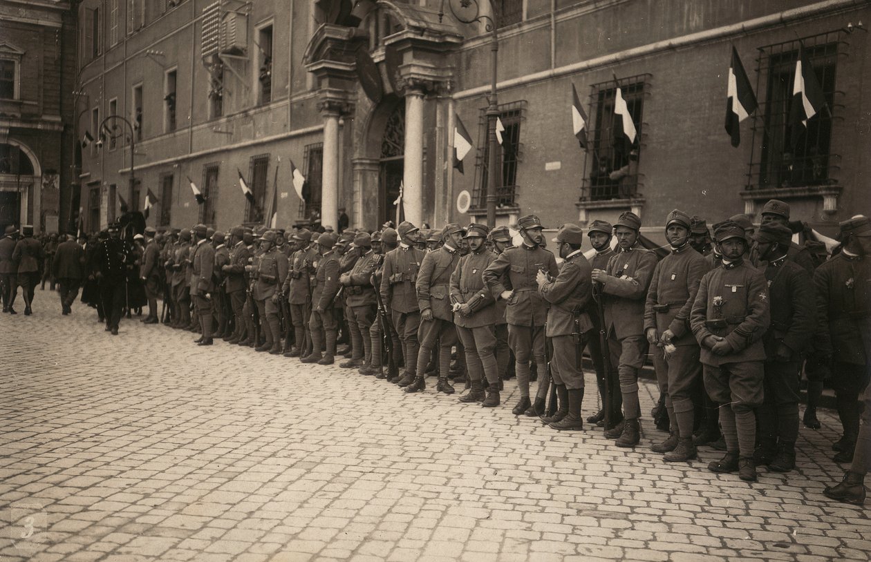 Album "The GM R. Army (World War)": katonai csapatok Ravenna város egyik utcájában, amelyet ünnepélyesen díszítettek a trikolórral az ablakokon (f/w fotó) alkotó: Pietro Bezzi