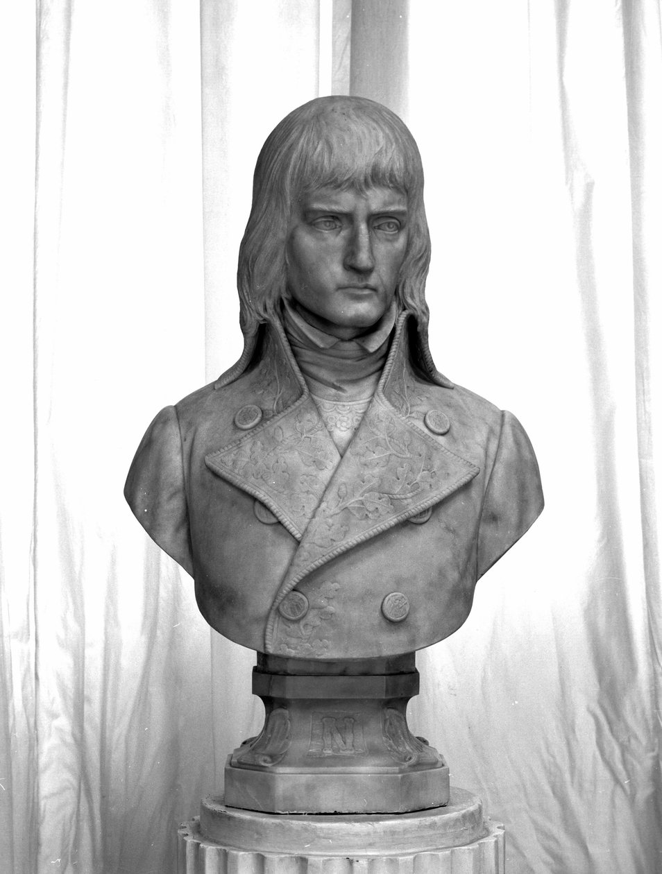 Bonaparte Napóleon mellszobra, mint az olasz hadsereg fiatal tábornoka 1794-ben. 1888. Pietro Fumeo márványszobra. Milánó, Museo del Risorgimento. alkotó: Pietro Fumeo