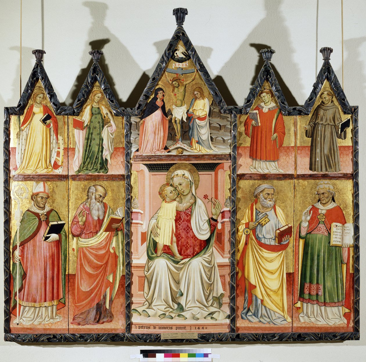 A Szűz és a Gyermek poliptichonja a szentekkel. Balra fent: Alexandriai Szent Katalin és Szent Mária Magdolna. Középen Krisztus a kereszten az "INRI" (I.N.R.I.) felirattal. Szűz Mária és Szent János. Jobbra fent: S alkotó: Pietro di Giovanni Lianori