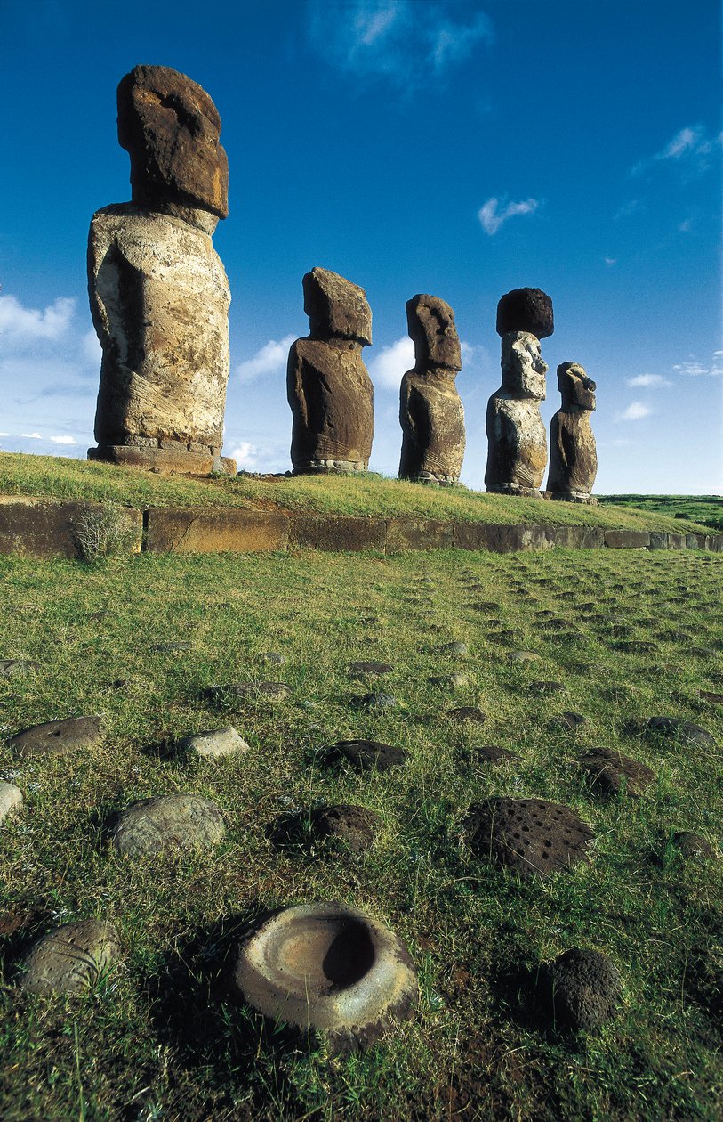 Moai szobrok, Rapa Nui Nemzeti Park, Húsvét-sziget, Chile alkotó: Polynesian Polynesian