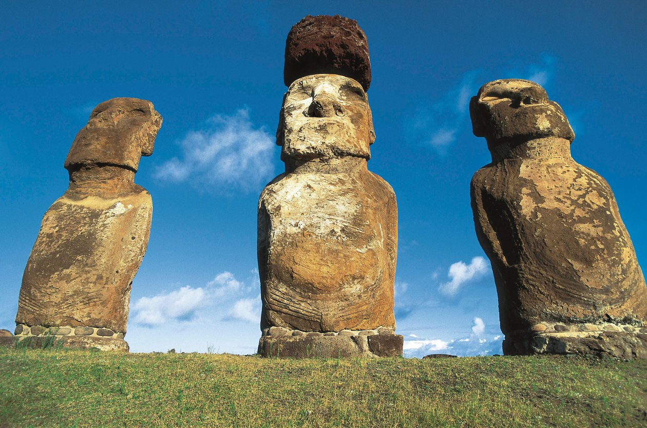 Moai szobrok, Rapa Nui Nemzeti Park, Húsvét-sziget, Chile alkotó: Polynesian Polynesian