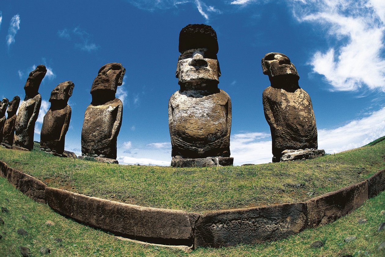 Moai szobrok, Rapa Nui Nemzeti Park, Húsvét-sziget, Chile alkotó: Polynesian Polynesian