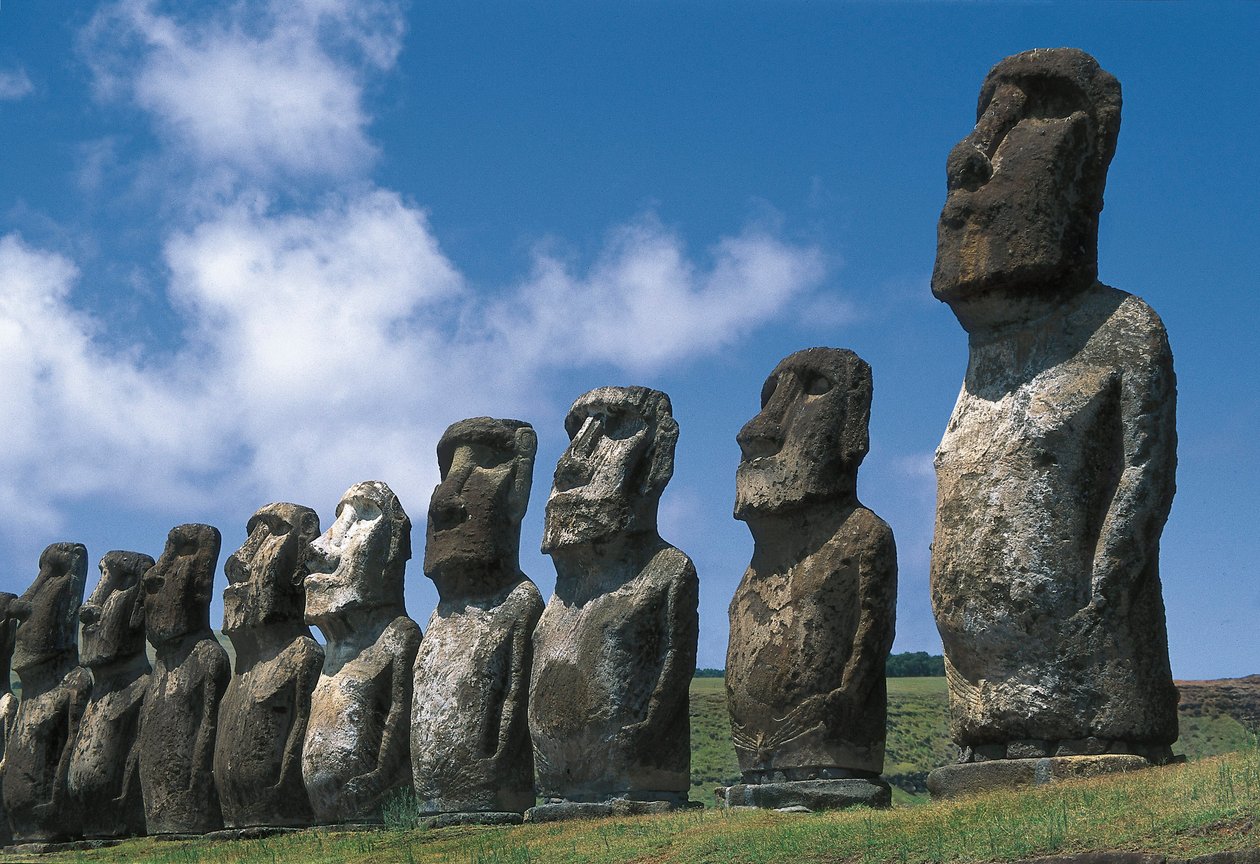 Moai szobrok, Rapa Nui Nemzeti Park, Húsvét-sziget, Chile alkotó: Polynesian Polynesian