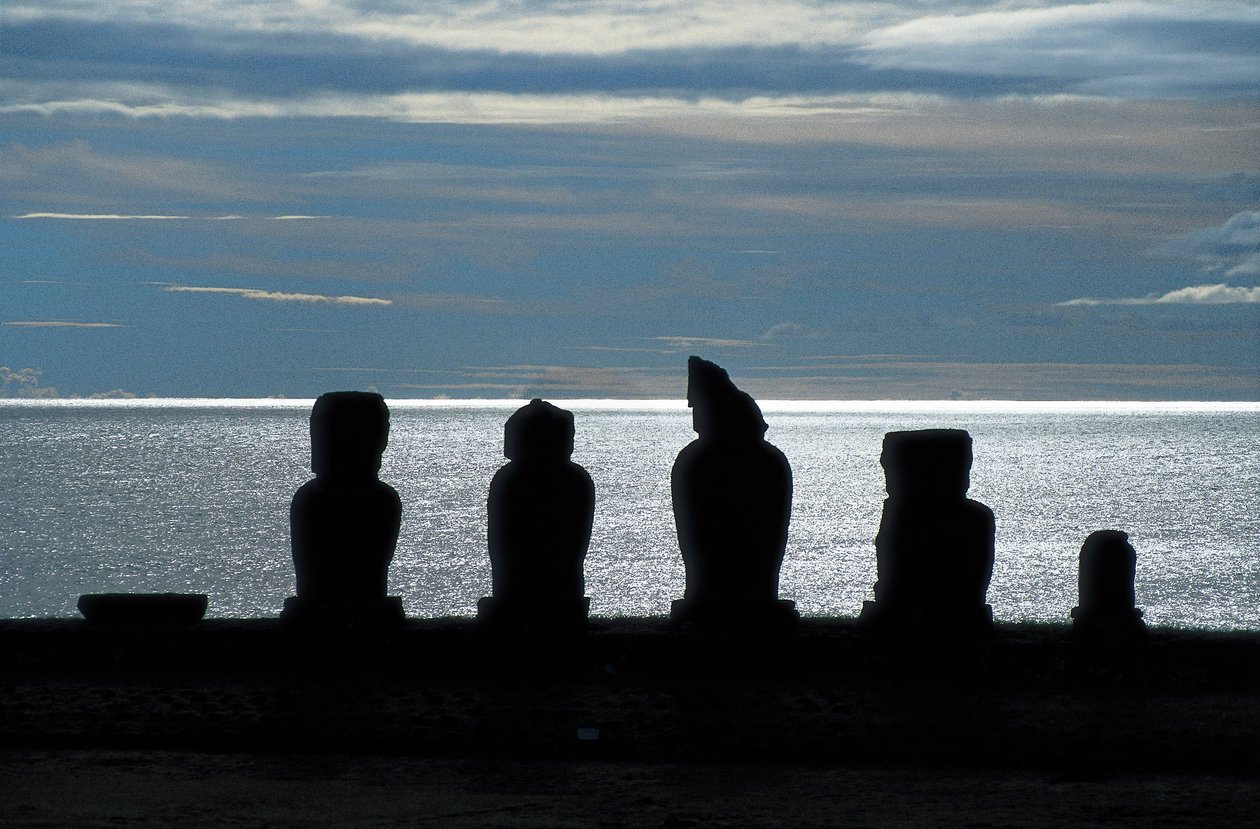 Moai szobrok, Rapa Nui Nemzeti Park, Húsvét-sziget, Chile alkotó: Polynesian Polynesian