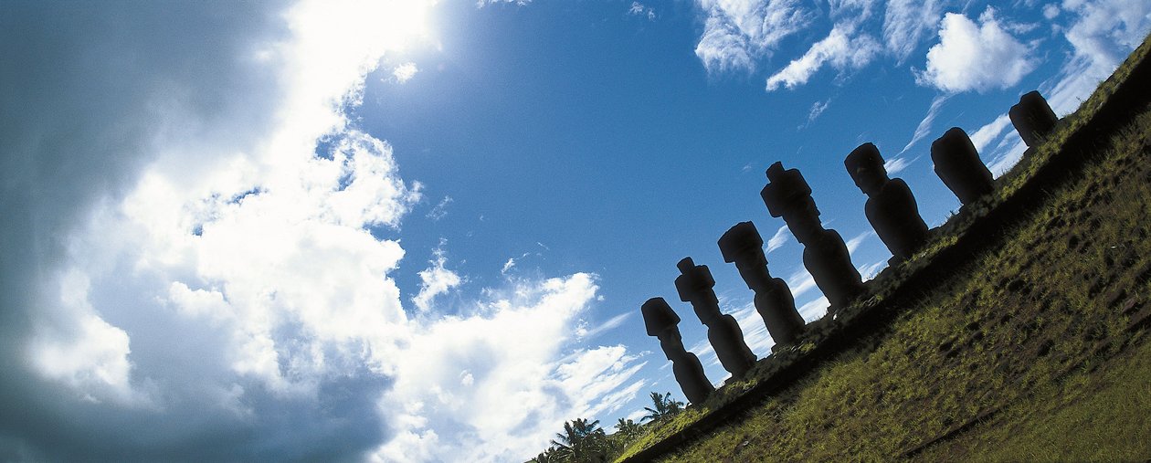 Moai szobrok, Rapa Nui Nemzeti Park a Húsvét-szigeten, Chile alkotó: Polynesian Polynesian