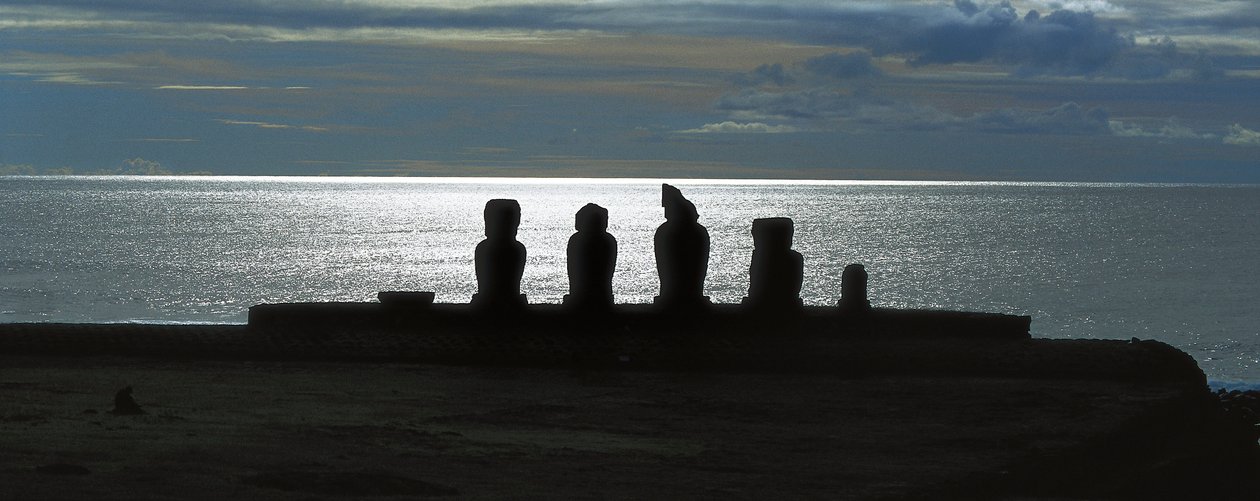 Moai szobrok, Rapa Nui Nemzeti Park a Húsvét-szigeten, Chile alkotó: Polynesian Polynesian