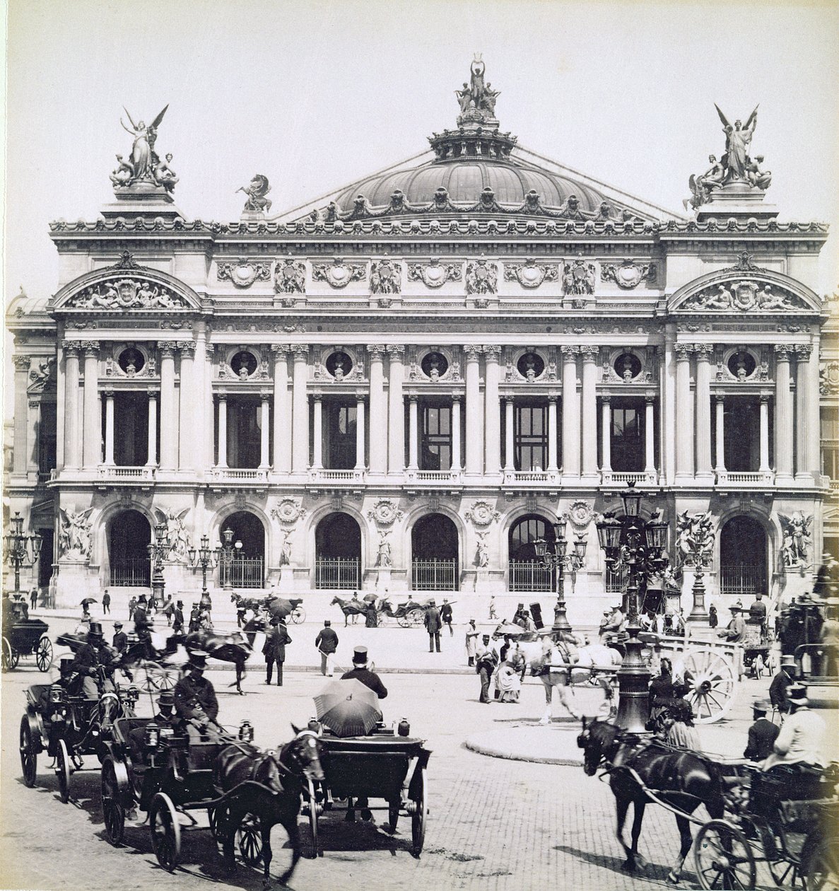 Az Operaház, Párizs, 1893. május 14 alkotó: Portuguese Photographer