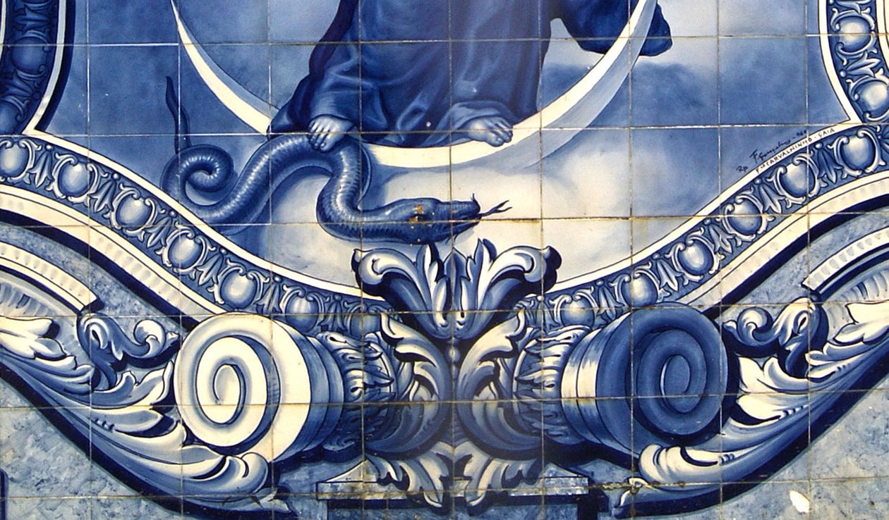 Részlet egy dekoratív panelről, amelyen Szűz Mária a kígyót összezúzva látható, Lamego, Portugália. 1738 (kerámia csempe) alkotó: Portuguese School