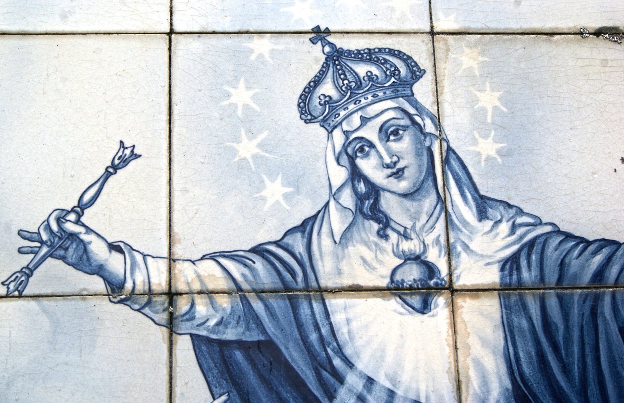 Szűz Mária részlete egy dekoratív tábláról, amelyen a kígyó összezúzása látható, Lamego, Portugália. 1738 (kerámia csempe) alkotó: Portuguese School