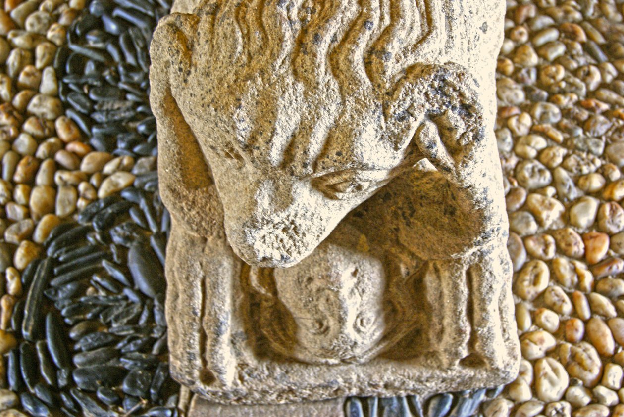 Oroszlán eszik egy embert, D. Afonso Pires szarkofágjának alapja, Porto egykori püspöke, Lamego, Portugália 1372 körül (kő) alkotó: Portuguese School