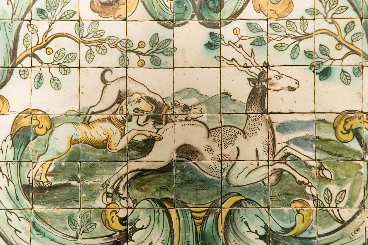 Majolika csempék, amelyek kutyákat ábrázolnak, akik egy szarvast kergetnek a Vadászszobából a Palacio da Praia-ban, Belem, 1680 körül (kerámia) alkotó: Portuguese School