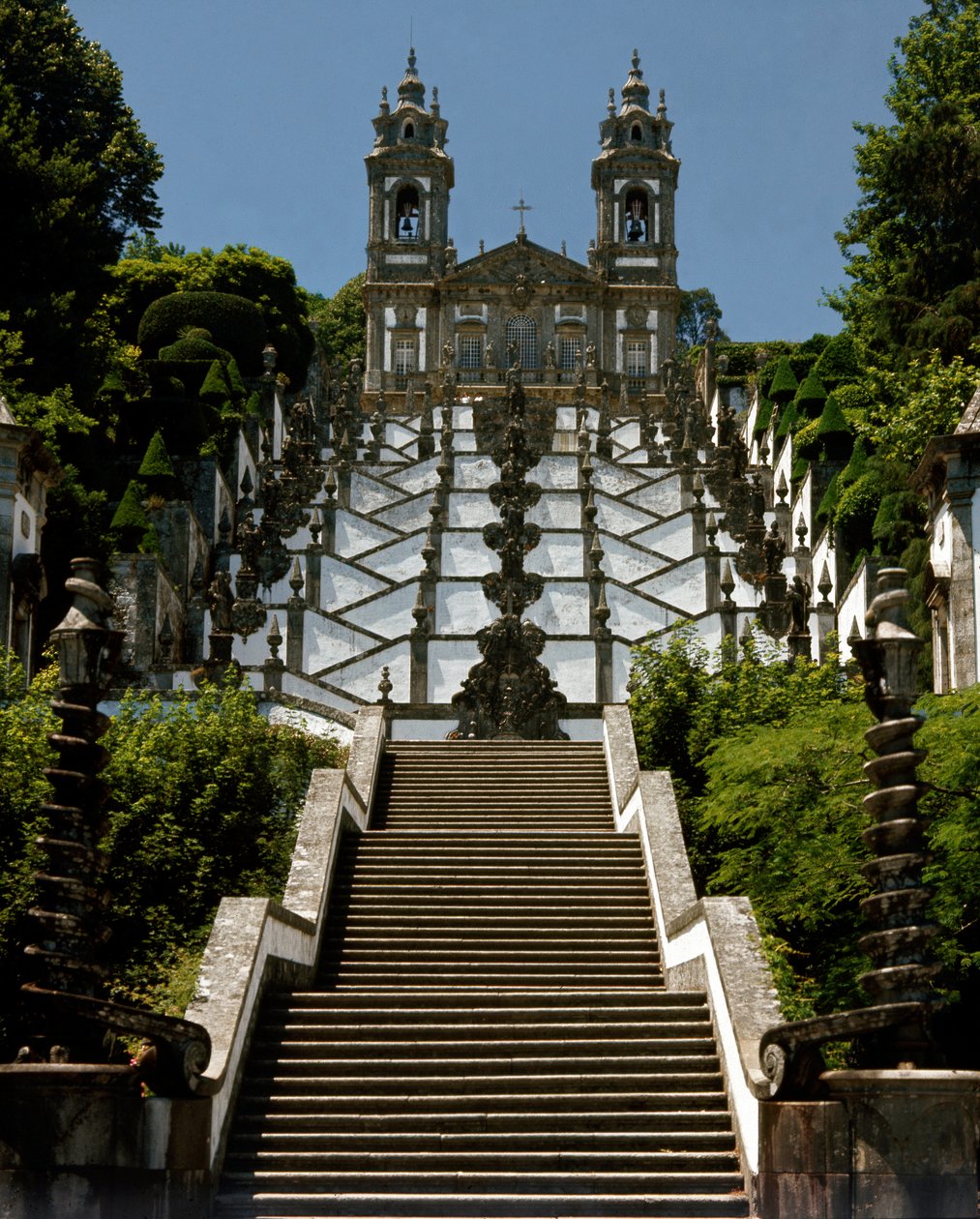 Kilátás Bom Jesus do Monte szentélyére alkotó: Portuguese School