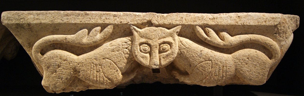 Zoomorphic Capital az egyik eredeti rovatból. (gránit) alkotó: Portuguese School