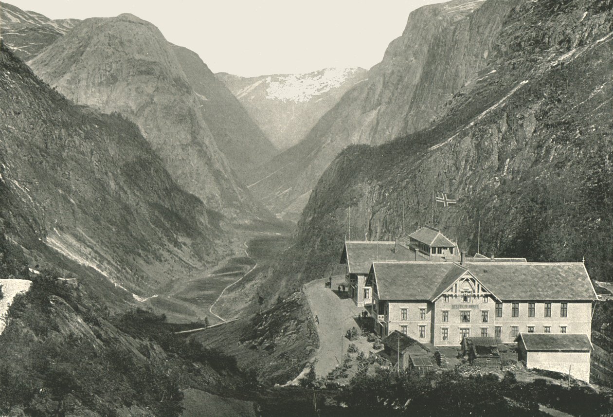 The Valley and Hotel, Stalheim, Norvégia, 1895. alkotó: Poulton and Co