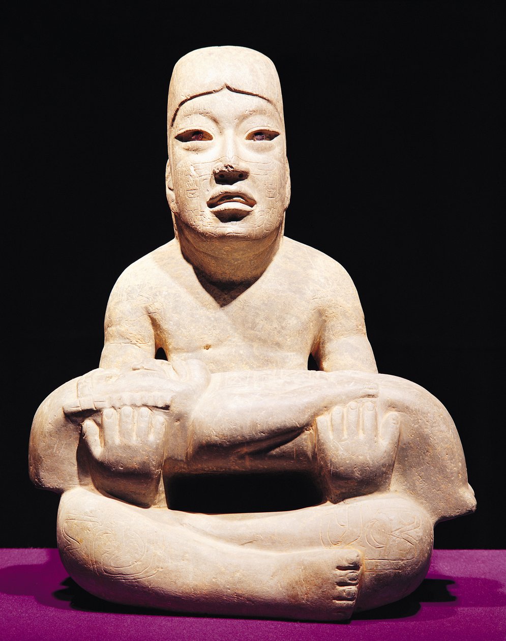 Csecsemőt tartó keresztbe tett lábú alak, Olmec alkotó: Pre Columbian