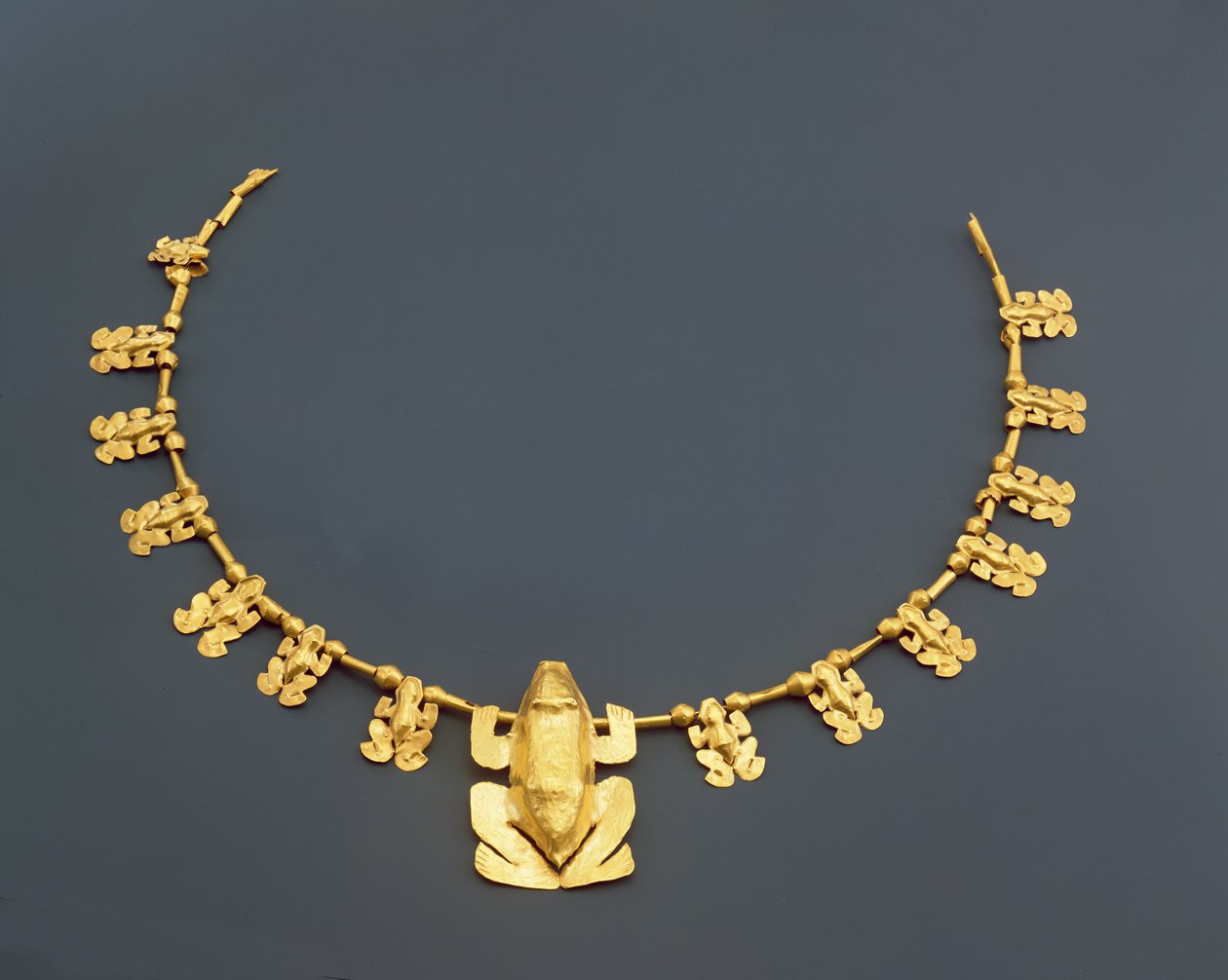 Quimbaya nyaklánc békákkal, Kolumbiából (kalapált arany) alkotó: Pre Columbian