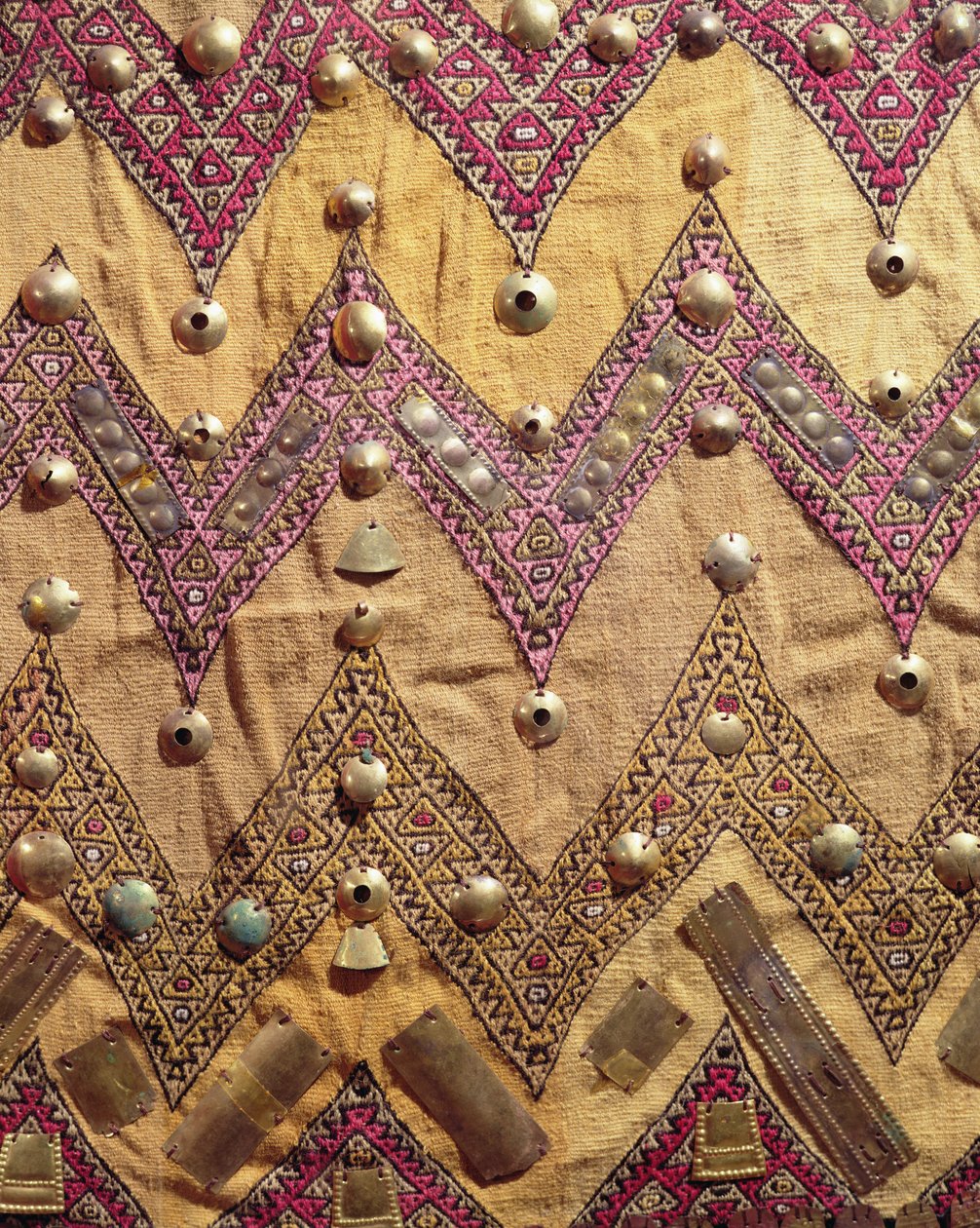 Hímzett szövet metszet arany plakettekkel, Chancayból, Peruból, 12-13. század (textil) alkotó: Pre Columbian