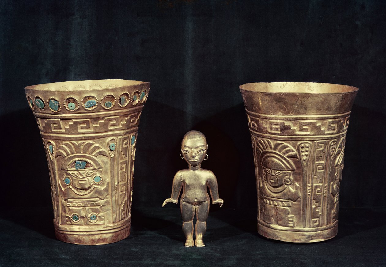 Két Chimu váza mitológiai figurákkal és egy kis női Mochica bálvány (arany és türkiz dombornyomással) alkotó: Pre Columbian