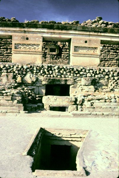 Udvar mintás kőfalazattal alkotó: Pre Columbian Pre Columbian