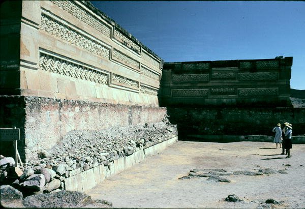 Udvar mintás kőfalazattal alkotó: Pre Columbian Pre Columbian