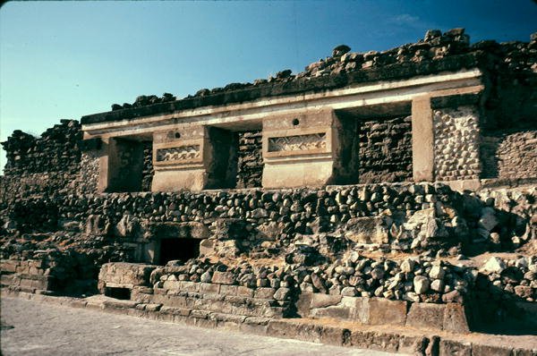Udvar mintás kőfalazattal alkotó: Pre Columbian Pre Columbian