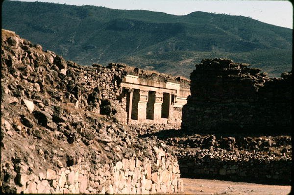 A falak és a templom bejárata alkotó: Pre Columbian Pre Columbian
