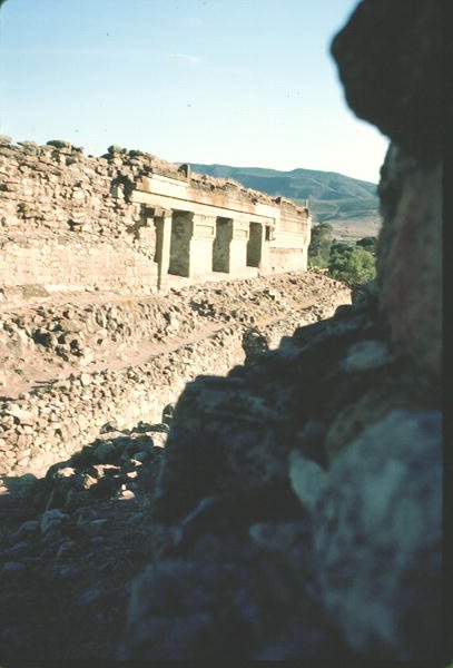 Kilátás a falakra és a templom bejáratára alkotó: Pre Columbian Pre Columbian