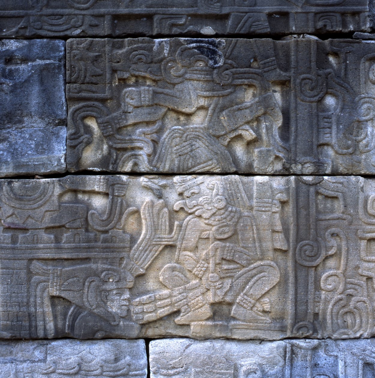 Középső dombormű, déli fal, déli labdapálya, késő klasszicista időszak alkotó: Pre Columbian