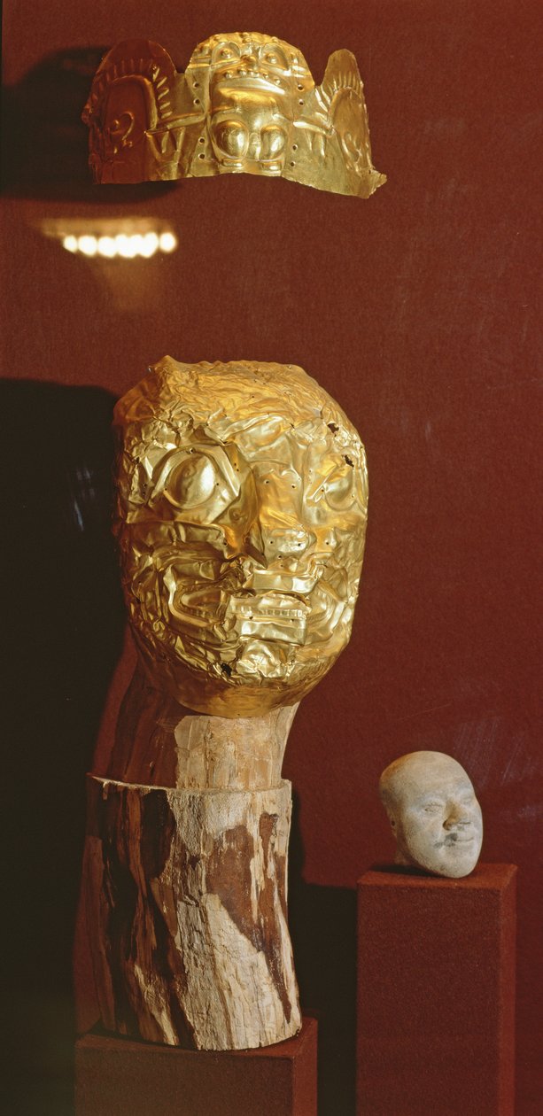 Maszk és fejdísz (arany) alkotó: Pre Columbian
