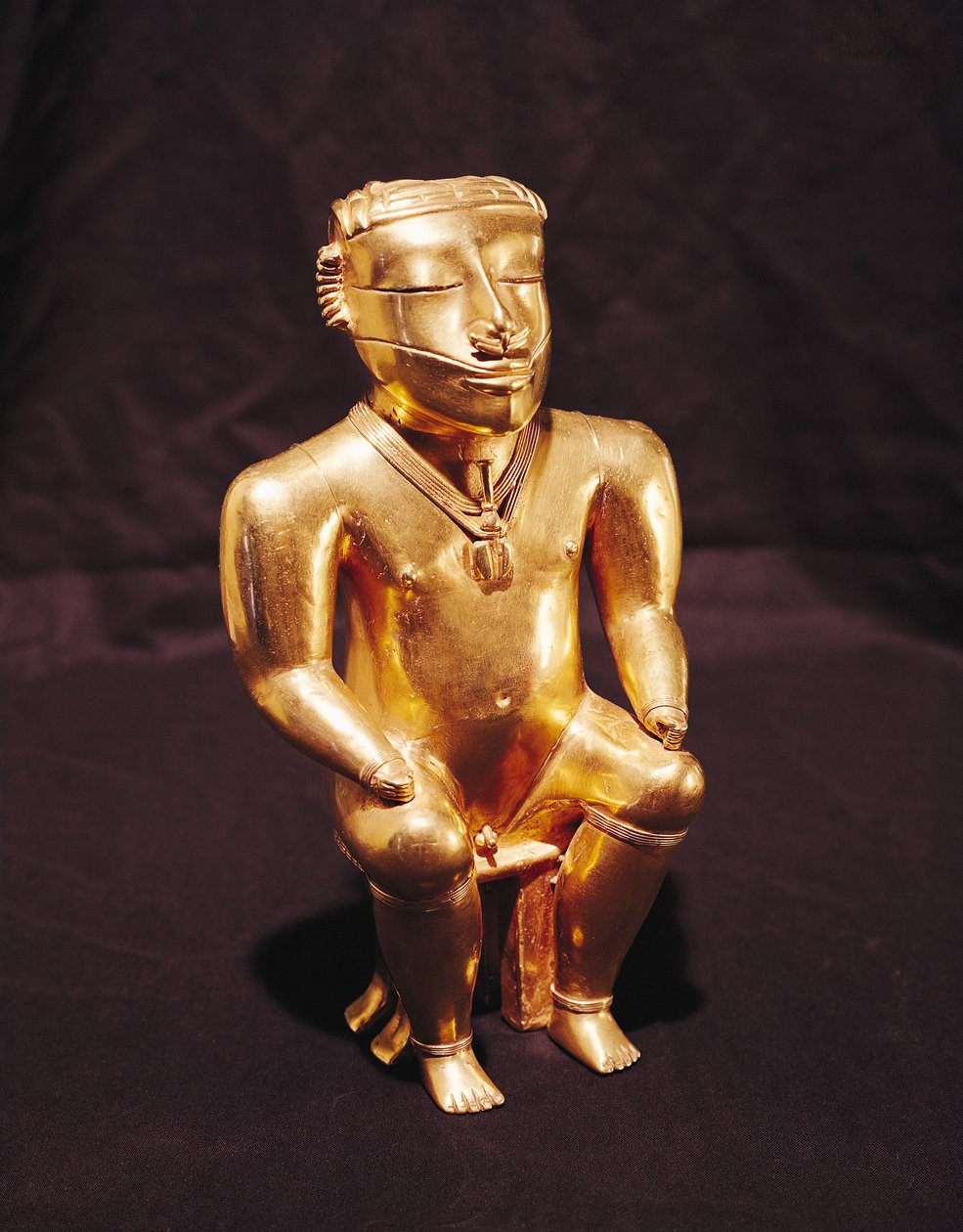 Ülő férfi szobrocska, Quimbaya (arany) alkotó: Pre Columbian